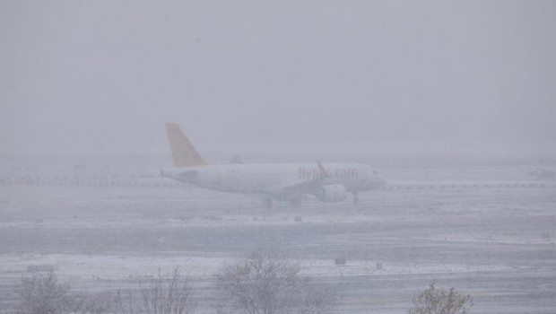 ep un avion de la compania flypgs en el aeropuerto de madrid-barajas adolfo suarez