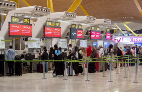ep un grupo de personas esperan a facturar sus maletas en la terminal t4 del aeropuerto de adolfo ep un grupo de personas esperan a facturar sus maletas en la terminal t4 del aeropuerto de adolfo