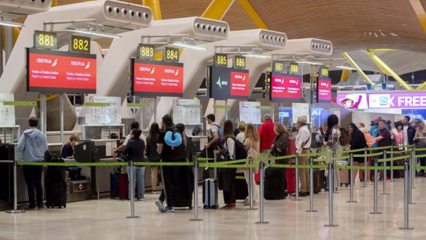 ep un grupo de personas esperan a facturar sus maletas en la terminal t4 del aeropuerto de adolfo