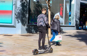 ep un joven pasea en patinete por la centrica calle de fuencarral en madrid
