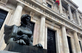 ep una de las esfinges aladas que flanquean la entrada principal del museo arqueologico nacional man