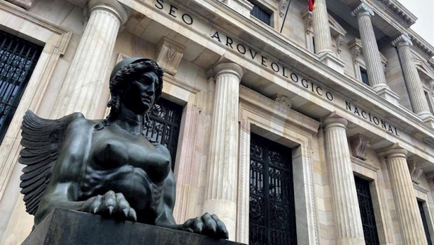 ep una de las esfinges aladas que flanquean la entrada principal del museo arqueologico nacional man