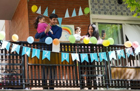 ep una familia saluda desde la terraza en sevilla