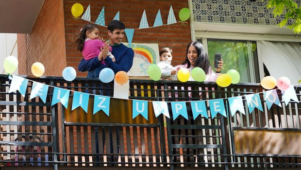 ep una familia saluda desde la terraza en sevilla