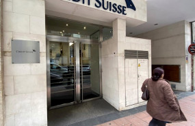 ep una mujer pasa junto a la entrada de la sede de credit suisse en madrid espana a 29 de enero de