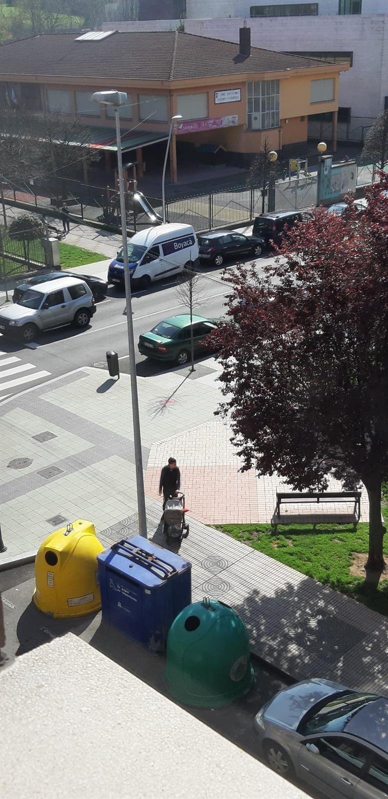 Una persona por la calle en gijón, este domingo. | EUROPA PRESS ep una persona por la calle en gijon este domingo