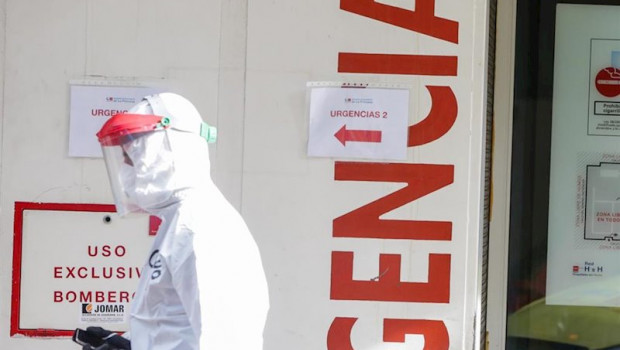 ep una sanitaria participa en el traslado de enfermos leves de covid-19 desde el hospital de la