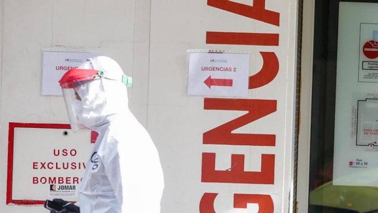 Una sanitaria participa en el traslado de enfermos leves de Covid-19 desde el Hospital de La Princesa al hospital de campaña en IFEMA en un autobús puesto a disposición por la Comunidad de Madrid para la Unidad Militar de Emergencias (UME), | Ricardo Rubio - Europa Press ep una sanitaria participa en el traslado de enfermos leves de covid-19 desde el hospital de la