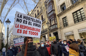 ep uno de los asistentes a la manifestacion en apoyo a la hosteleria de valladolid sostiene una