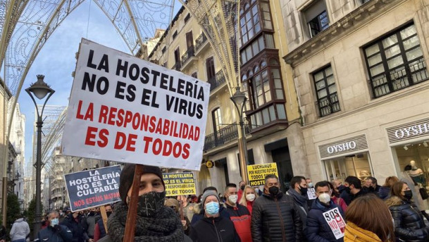 ep uno de los asistentes a la manifestacion en apoyo a la hosteleria de valladolid sostiene una