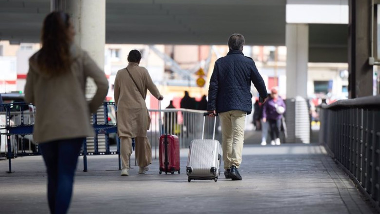 Varias personas caminan por una de las instalaciones de Atocha | Jesús Hellín - Europa Press ep varias personas caminan por una de las instalaciones de atocha