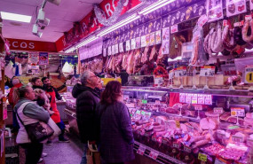ep varias personas esperan su turno en la charcuteria para realizar sus ultimas compras en la tienda
