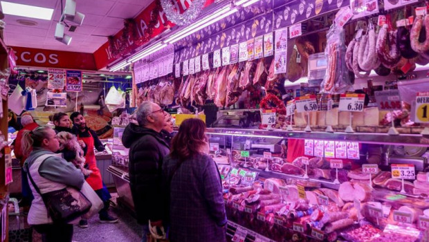 ep varias personas esperan su turno en la charcuteria para realizar sus ultimas compras en la tienda