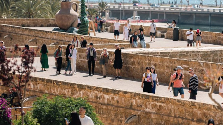 ep varios turistas en las inmediaciones de la catedral de palma de mallorca a 16 de abril de 2024 en ep varios turistas en las inmediaciones de la catedral de palma de mallorca a 16 de abril de 2024 en