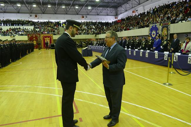 Zoido (D) entrega uno de los diplomas | EUROPA PRESS ep zoido d entregadediplomas