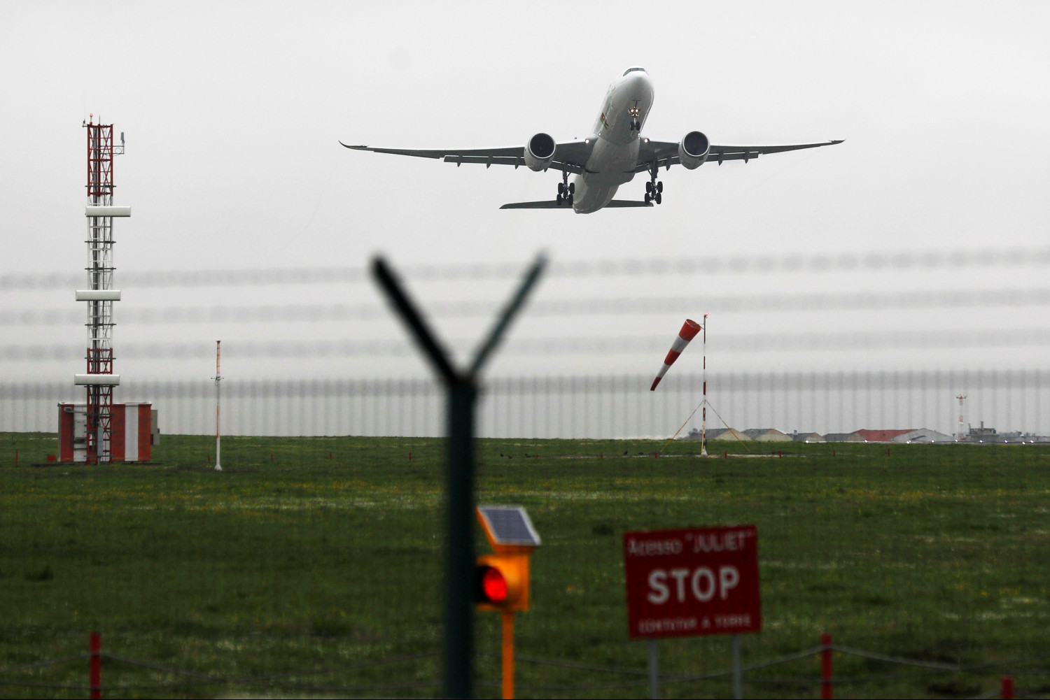 la reprise du trafic aerien menacee par les variants declare l iata 