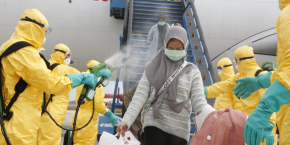 coronavirus-covid-19-des-medecins-diffusent-un-spray-antiseptique-sur-une-femme-rapatriee-de-chine-en-indonesie-le-2-fevrier-2020 coronavirus-covid-19-des-medecins-diffusent-un-spray-antiseptique-sur-une-femme-rapatriee-de-chine-en-indonesie-le-2-fevrier-2020
