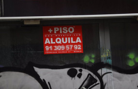 ep archivo   cartel que anuncia el alquiler de un piso
