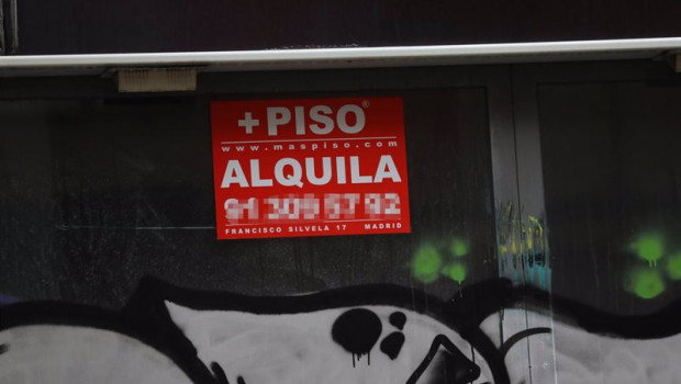 ep archivo   cartel que anuncia el alquiler de un piso
