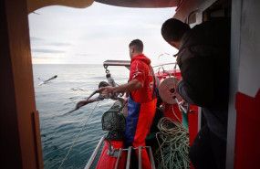 ep archivo   dos marineros trabajan durante una salida a faenar del barco marineiro 2 a 27 de