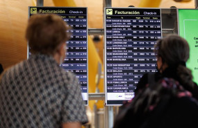 ep archivo   dos personas miran el panel de facturacion de la terminal 4 t4 del aeropuerto adolfo