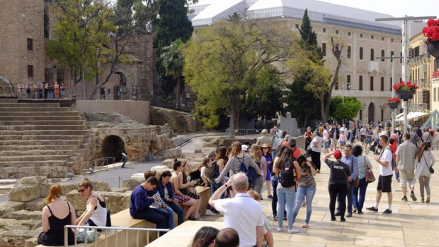 ep archivo   turistas turismo cruceros malaga teatro romano viajeros alcazabilla