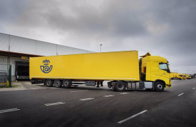 ep archivo   un camion de correos sale de las instalaciones de la compania