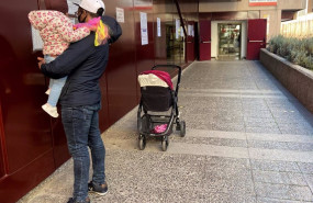 ep archivo   un hombre con una nina pequena en brazos frente a una oficina de empleo en madrid