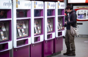 ep archivo   un hombre en las maquinas auto venta de renfe en la estacion puerta de atocha almudena