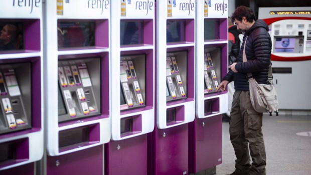 ep archivo   un hombre en las maquinas auto venta de renfe en la estacion puerta de atocha almudena