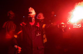 ep archivo - un trabajador de la fabrica sostiene una bengala durante un velatorio nocturno