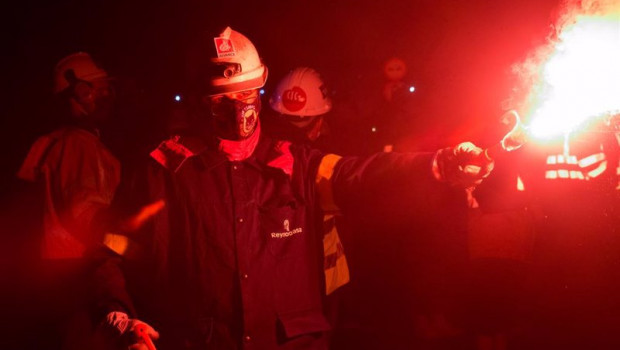 ep archivo - un trabajador de la fabrica sostiene una bengala durante un velatorio nocturno