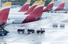 ep archivo   un vehiculo de handling de iberia el dia que comienza su huelga en el aeropuerto adolfo