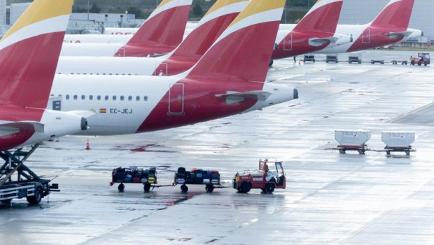 ep archivo   un vehiculo de handling de iberia el dia que comienza su huelga en el aeropuerto adolfo