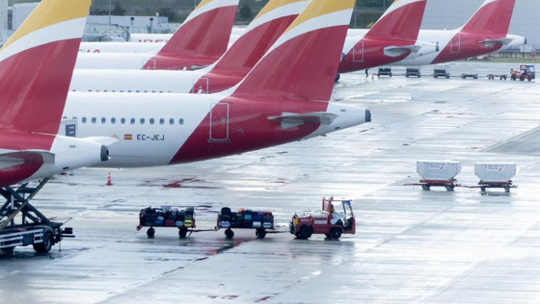 ep archivo   un vehiculo de handling de iberia el dia que comienza su huelga en el aeropuerto adolfo