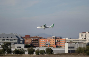 ep archivo   una avioneta mientras vuela por el aerodromo de cuatro vientos el dia de la operacion