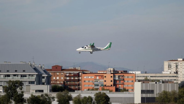 ep archivo   una avioneta mientras vuela por el aerodromo de cuatro vientos el dia de la operacion