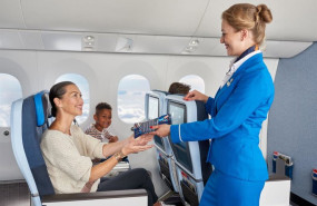 ep archivo una azafata atiende a una pasajera y su hijo ep archivo una azafata atiende a una pasajera y su hijo