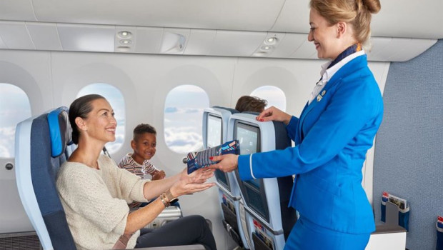 ep archivo una azafata atiende a una pasajera y su hijo ep archivo una azafata atiende a una pasajera y su hijo
