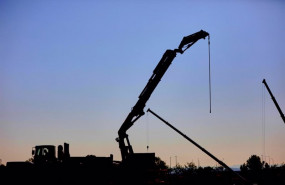 ep archivo   una grua en los trabajos de construccion de viviendas