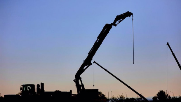 ep archivo   una grua en los trabajos de construccion de viviendas