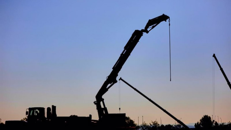 ep archivo   una grua en los trabajos de construccion de viviendas