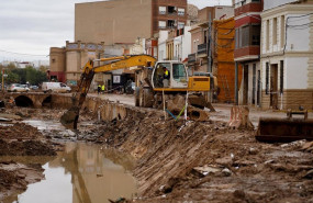 ep archivo   una grua recoge y limpia los escombros y los coches danados por la dana a 13 de
