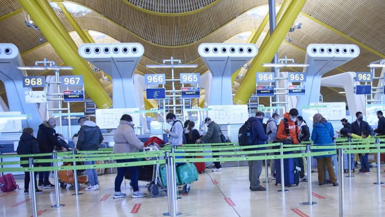 ep archivo varias personas con maletas en el aeropuerto adolfo suarez madrid barajas ep archivo varias personas con maletas en el aeropuerto adolfo suarez madrid barajas