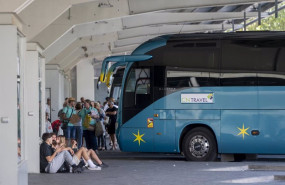 ep archivo   varias personas se preparan para emprender su viaje en la estacion sur de mendez alvaro