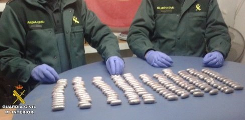 ep bellotas de hachis localizadas a un hombre en el puerto de almeria