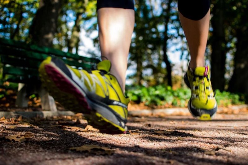 ep caminar andar correr senderismo pies zapatillas deportivas andando