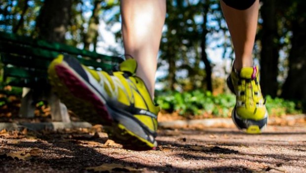 ep caminar andar correr senderismo pies zapatillas deportivas andando