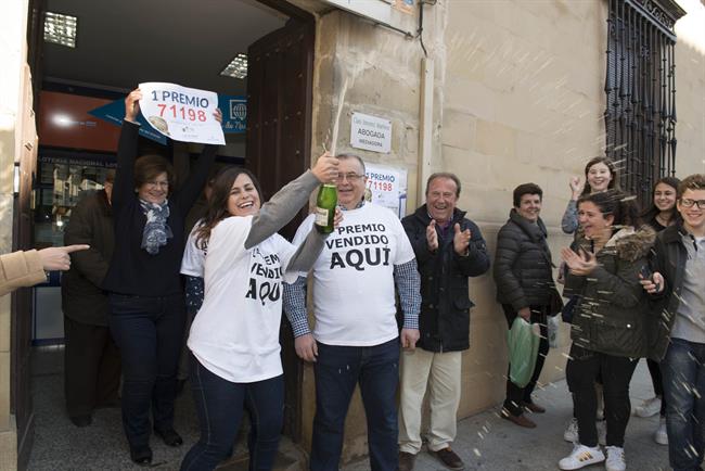 Celebración en Baeza (Jaén) por el Gordo de la Lotería de Navidad | EUROPA PRESS ep celebracionbaeza jaen porgordola loterianavidad