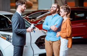 ep clientes preguntando por un coche electrico en el concesionario